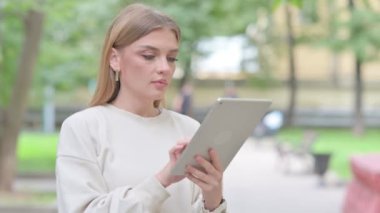 Dijital Tablet Kullanan Genç Kadın
