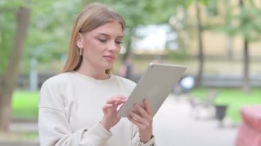 Tablet Açık havada Başarı Kutlaması Kadını