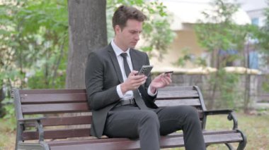 Genç İşadamı Dışarıda Otururken İnternetten Alışveriş Yapıyor