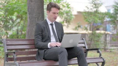 Öksüren Genç İşadamı Laptop kullanıyor