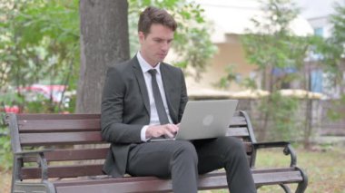Laptop 'ta Başarı Kutlaması İçin Heyecanlı Genç İşadamı
