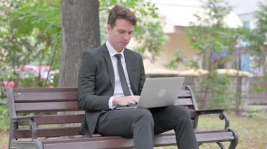 Genç İşadamı Laptop 'ta Kaybından Şok Oldu