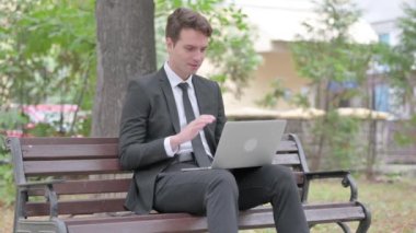 Çevrimiçi Video Sohbeti: Genç İşadamı Laptop Açık havada