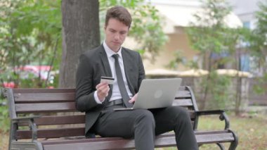 Genç İşadamı Laptop 'ta Başarılı Çevrimiçi Alışveriş İçin Heyecanlı