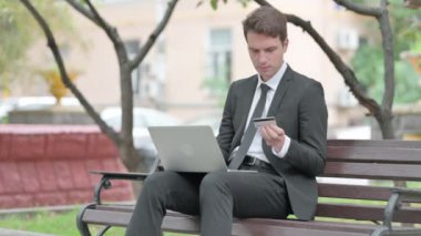 İşadamı Laptop Açık havada Başarılı Çevrimiçi Alışveriş İçin Heyecanlı