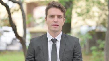 Kızgın İşadamının Açık Hava Portresi Tartışıyor