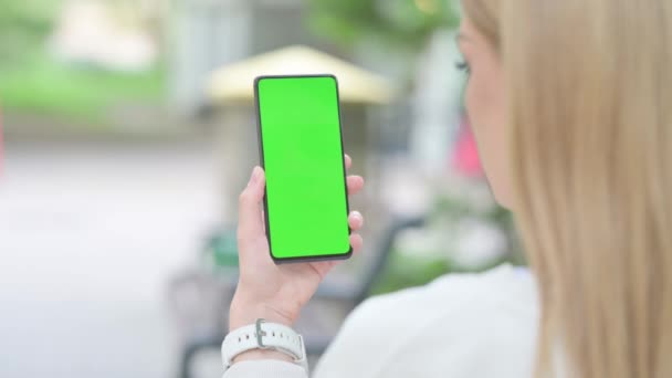 Γυναίκα Χρησιμοποιώντας Smartphone Πράσινη Οθόνη Εξωτερική — Αρχείο Βίντεο