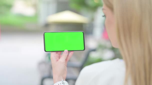 Γυναίκα Οριζόντια Κρατώντας Smartphone Πράσινη Οθόνη Εξωτερική — Αρχείο Βίντεο