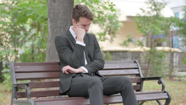 Müder Junger Geschäftsmann Schläft Während Draußen Sitzt — Stockvideo
