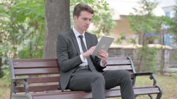 Joven Empresario Usando Tablet Mientras Está Sentado Aire Libre Banco — Vídeo de stock