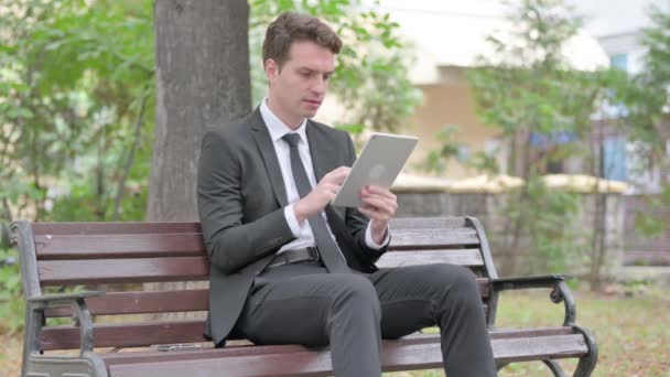 Jovem Empresário Com Perda Tablet Enquanto Sentado Livre Banco — Vídeo de Stock