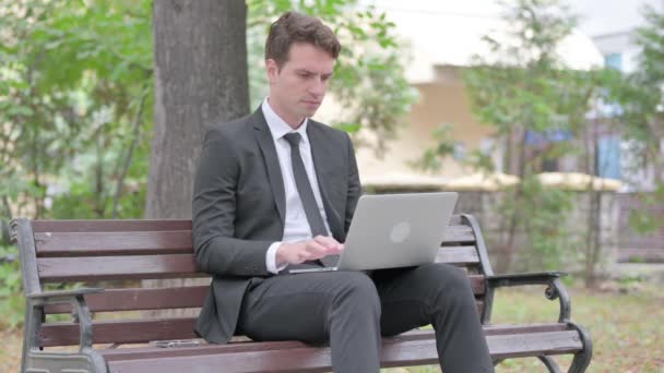 Young Businessman Using Laptop Wrisk Pain Outdoor — Stock Video