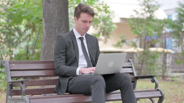 Jovem Empresário Com Dor Dente Trabalhando Laptop Livre — Vídeo de Stock