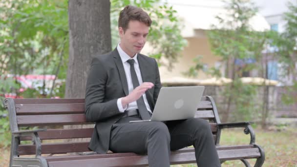 Online Video Chat Von Young Businessman Auf Laptop Outdoor — Stockvideo