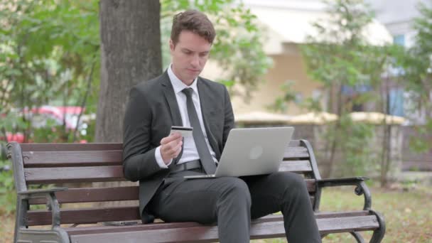 Νεαρός Επιχειρηματίας Αναστατώθηκε Από Online Αποτυχία Πληρωμής Στο Laptop Outdoor — Αρχείο Βίντεο
