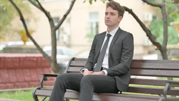 Επιχειρηματίας Κάθεται Στο Bench Πόνο Στην Πλάτη — Αρχείο Βίντεο