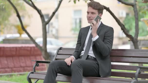 Angry Businessman Mówienie Przez Telefon Outdoor — Wideo stockowe