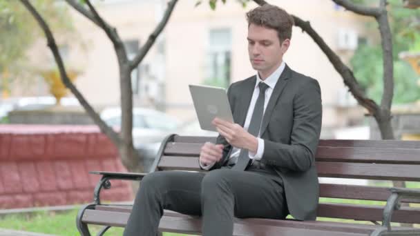 Επιχειρηματίας Χρησιμοποιώντας Tablet Ενώ Κάθεται Στο Bench — Αρχείο Βίντεο