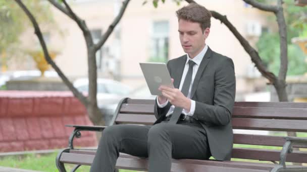Empresário Com Perda Tablet Enquanto Sentado Banco — Vídeo de Stock