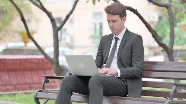 Бизнесмен Головной Болью Работает Над Ноутбуком Открытом Воздухе — стоковое видео