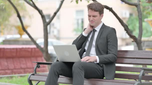 Boyun Ağrısı Olan Bir Adamı Laptopla Dışarıda Çalışıyor — Stok video