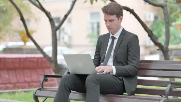 Возбужденный Бизнесмен Празднует Успех Открытом Воздухе Ноутбука — стоковое видео