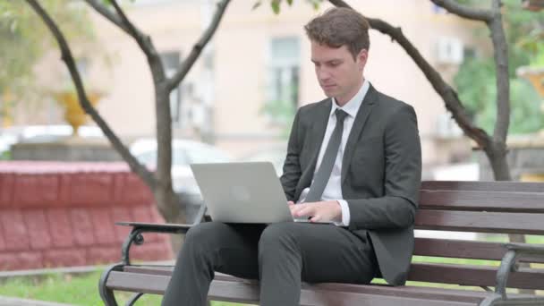 Бизнесмен Шокирован Потерей Ноутбука Открытом Воздухе — стоковое видео