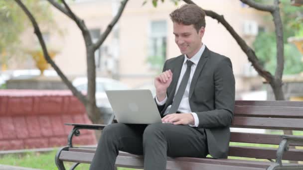 Online Video Chat Podnikatele Laptop Outdoor — Stock video