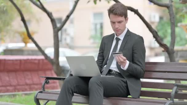 Бизнесмен Взволнован Успешным Онлайн Покупок Ноутбуке Открытом Воздухе — стоковое видео
