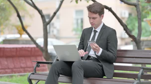 Podnikatel Rozrušený Platební Neschopností Online Notebooku Outdoor — Stock video
