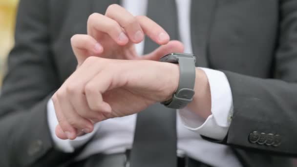 Närbild Affärsman Med Smart Watch Klocka — Stockvideo