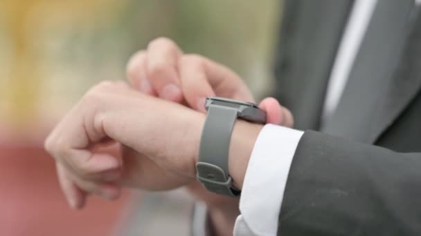 Κοντινό Πλάνο Του Επιχειρηματία Χρησιμοποιώντας Smart Watch Outdoor — Αρχείο Βίντεο