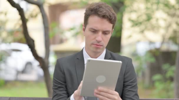 Νεαρός Επιχειρηματίας Που Χρησιμοποιεί Digial Tablet Εξωτερική — Αρχείο Βίντεο