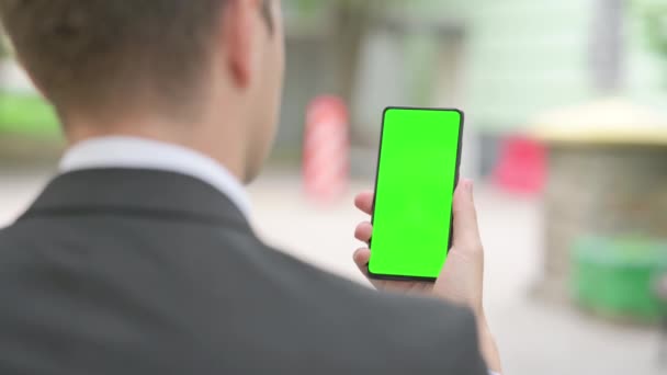 Επιχειρηματίας Χρησιμοποιώντας Smartphone Πράσινη Οθόνη Εξωτερική — Αρχείο Βίντεο