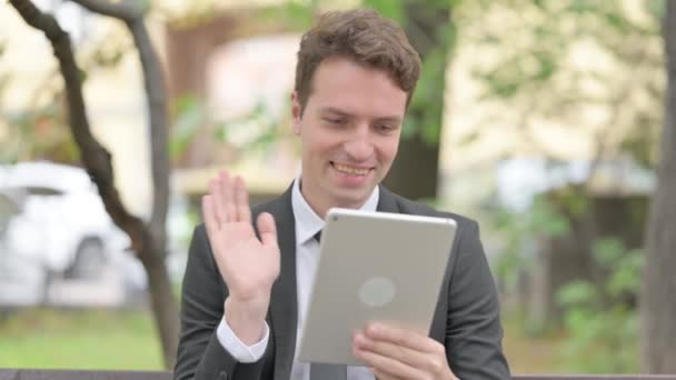Empresário Fazendo Chat Vídeo Tablet Outdoor — Vídeo de Stock