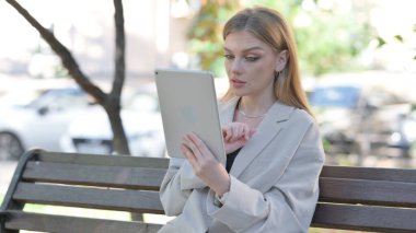 Genç İş Kadını Tablet 'te Video Sohbeti Yaparken Bir Benç' te Otururken