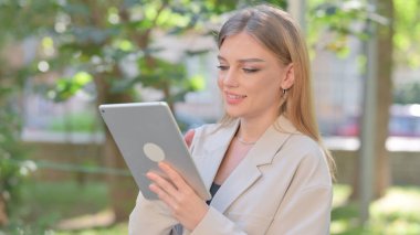 Genç İş Kadını Dijital Tablet Kullanıyor