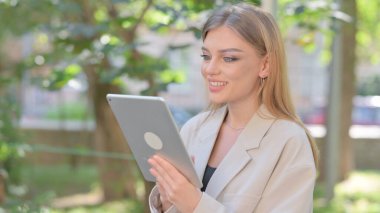 Ticari Kadın Tablet 'te Video Sohbeti Yapıyor