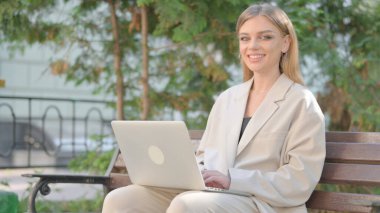 Genç İşadamı Kameraya Gülümseyen Kadın Laptop üzerinde çalışırken