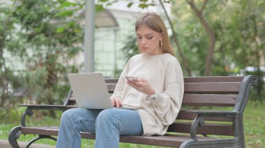 Laptop ve Smartphone 'da Çalışan Sıradan Genç Kadın