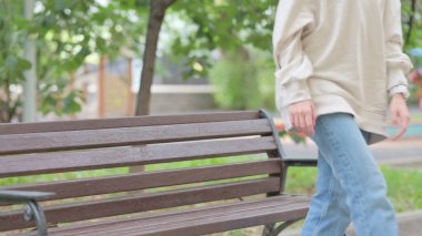 Genç kadın ayağa kalktı ve Bench 'i dışarıda bıraktı.