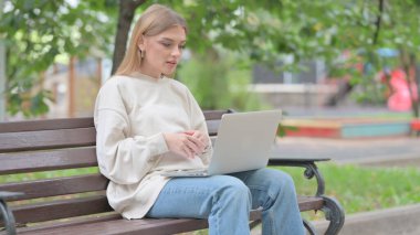 Laptop 'ta Genç Kadın' ın Çevrimiçi Video Sohbeti