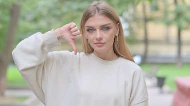 Açık havada Başparmakları Aşağıda Kadın Portresi