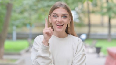 Açık havada Düşünceli Kadın Portresi Bir Fikri Var