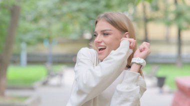 Dans eden ve dışarıdaki hayattan zevk alan kadın.