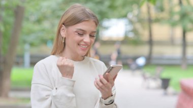 Smartphone Outdoor 'da Zaferi Kutlayan Kadın