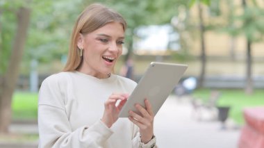 Tablet Açık havada Başarı Kutlaması Kadını