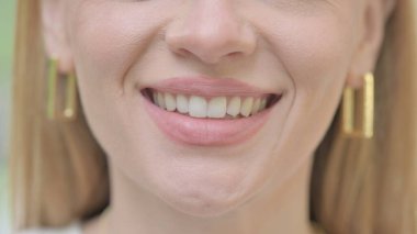 Kadın dudaklar gülümseyen yakın çekim