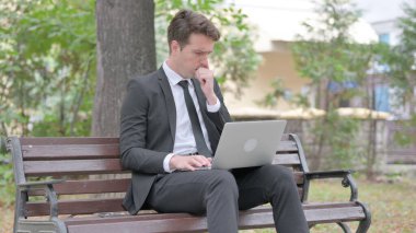 Öksüren Genç İşadamı Laptop kullanıyor