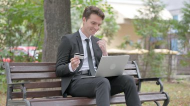 Genç İşadamı Laptop 'ta Başarılı Çevrimiçi Alışveriş İçin Heyecanlı